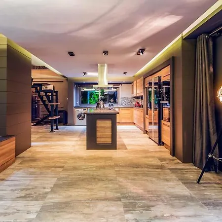 Sleeps 6 With Pool Air Con And Wifi *