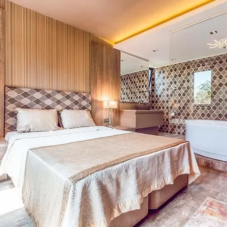 Villa Sleeps 6 With Pool Air Con And Wifi *