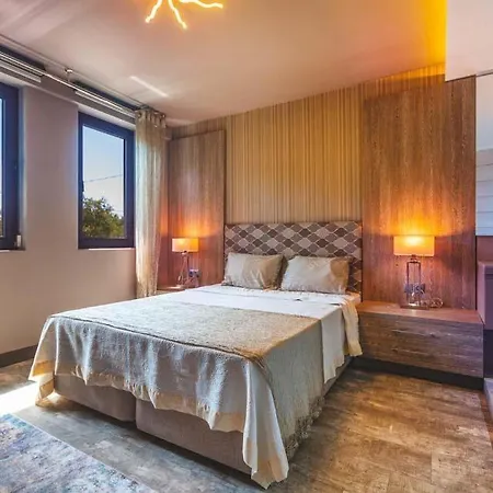 Villa Sleeps 6 With Pool Air Con And Wifi