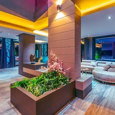 Sleeps 6 With Pool Air Con And Wifi *