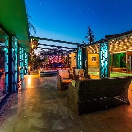 Sleeps 6 With Pool Air Con And Wifi فيلة
